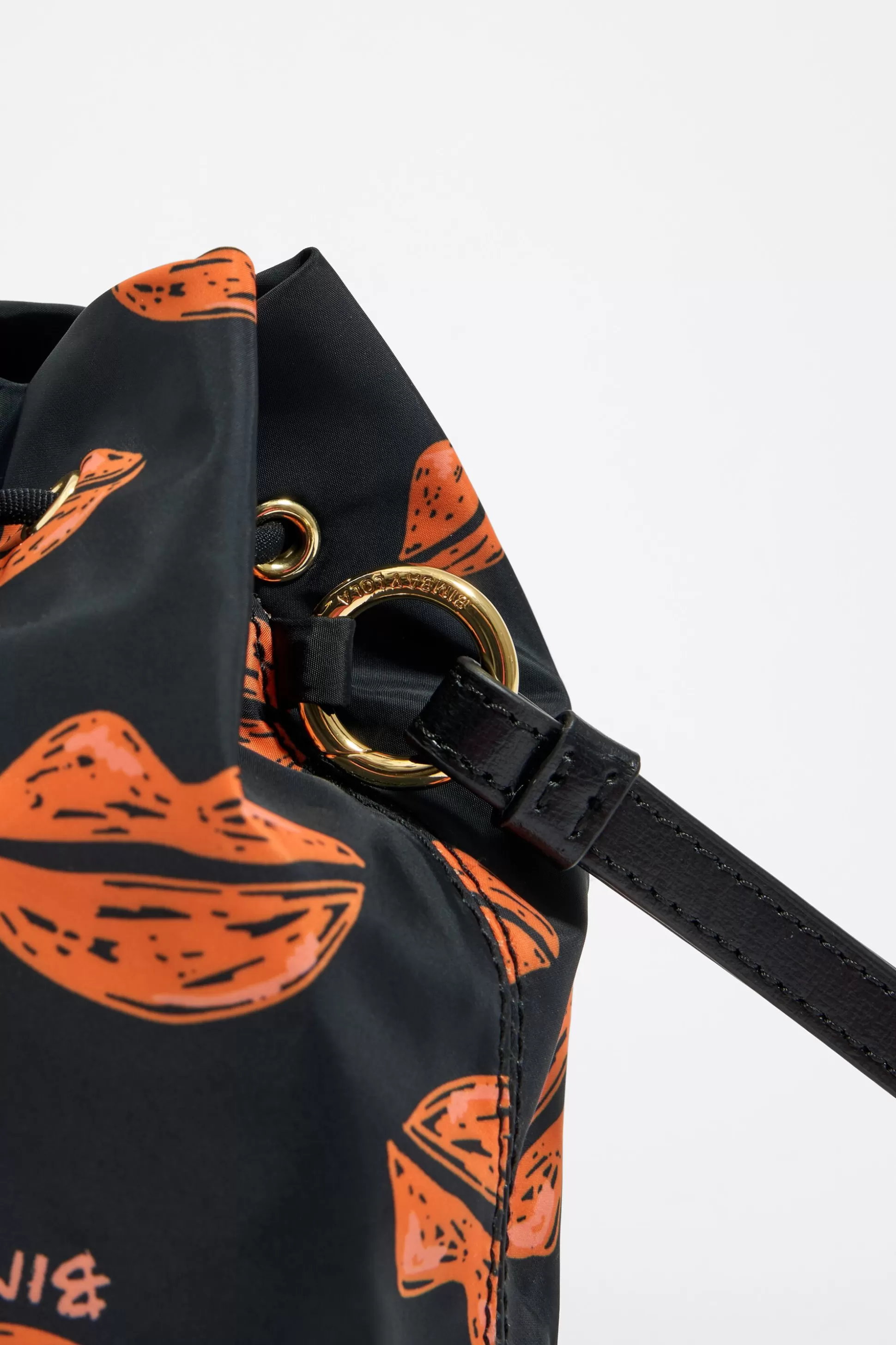 Black Lips print mini bucket bag | Bimba Y Lola Online