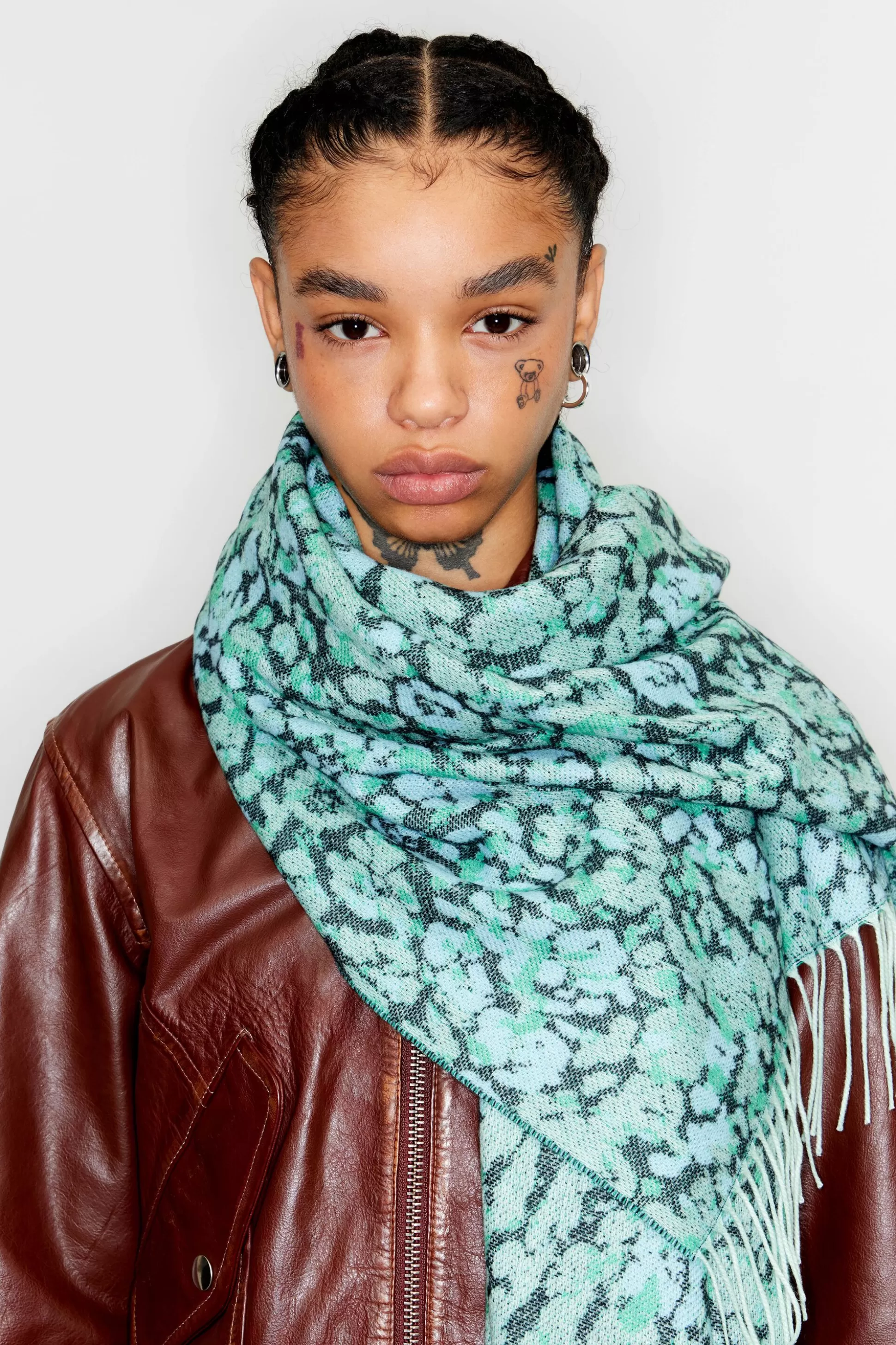 Blue animal print jacquard shawl | Bimba Y Lola Discount