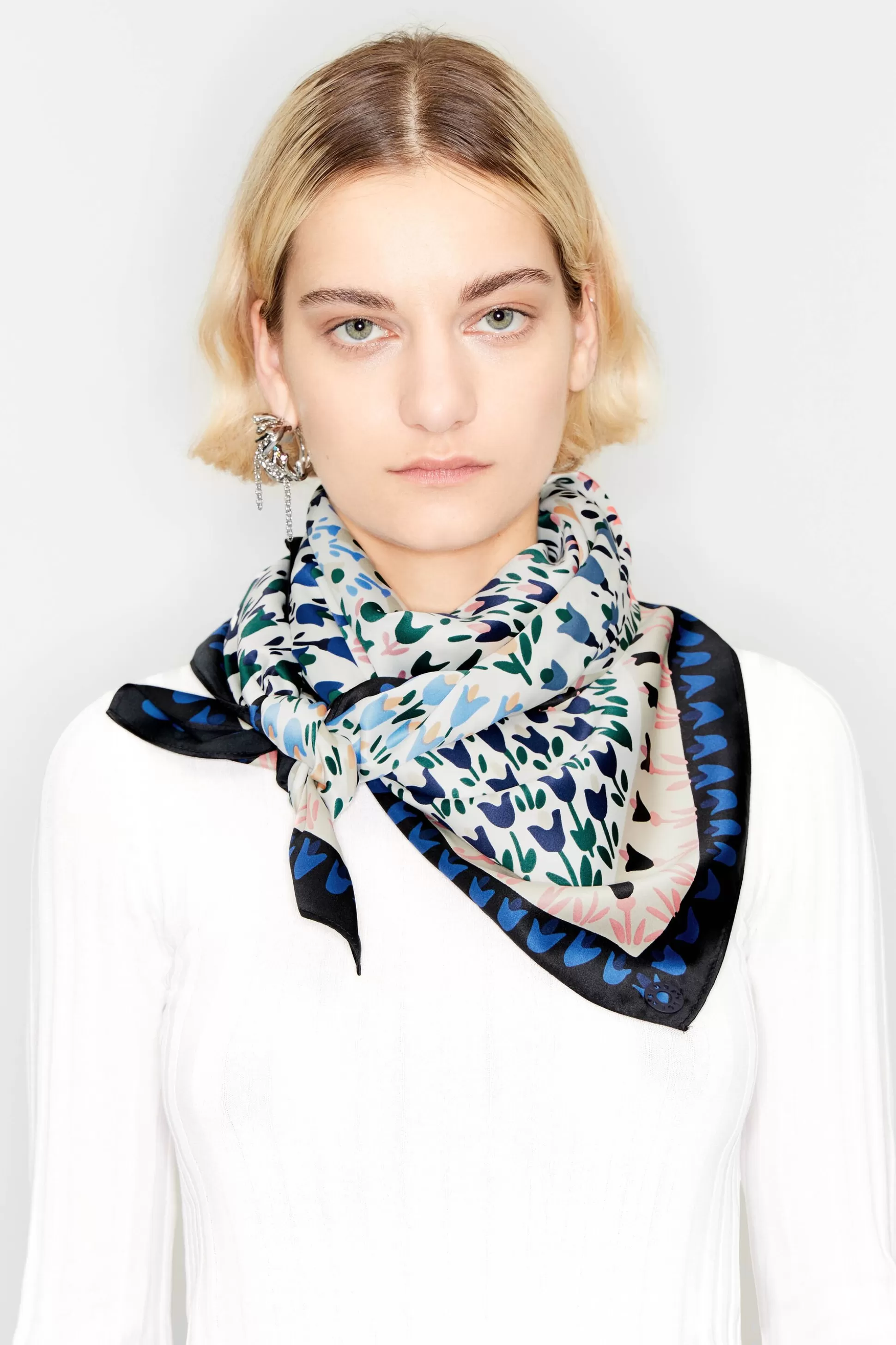 White tulip scarf | Bimba Y Lola Online